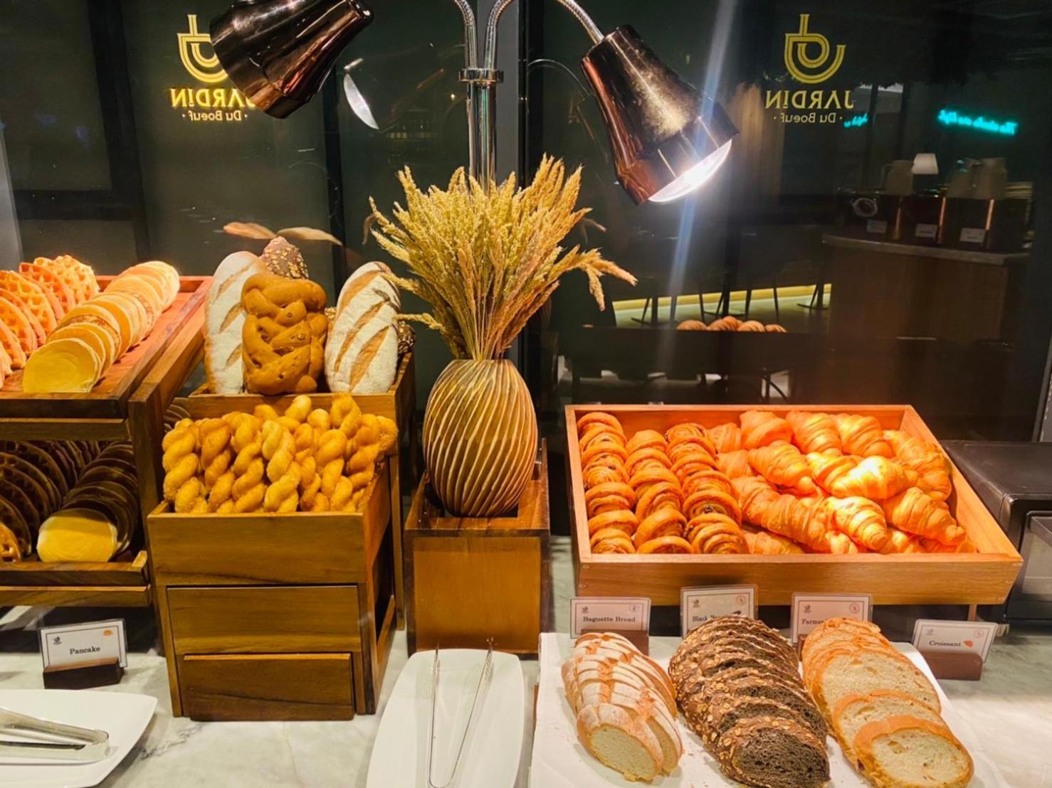 Somerset Rama 9 Bangkok Exterior foto Bread and pastry at a buffet