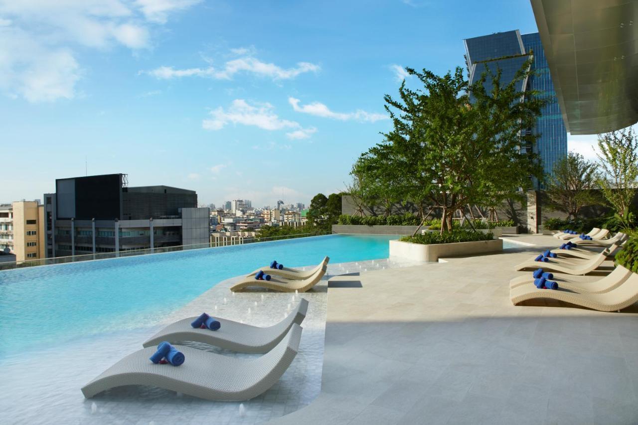 Somerset Rama 9 Bangkok Exterior foto The pool at the 1018